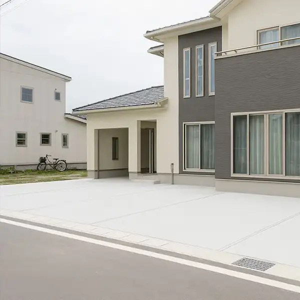 住宅の前面を全面土間コンクリートにした参考例